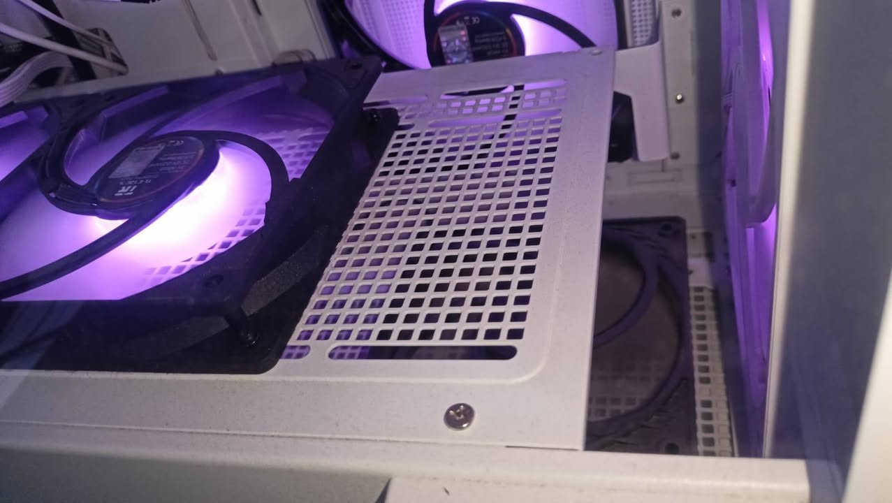 يعني اخو الجديد
الحاسبه ب مليون و 800 
1800
المواصفات 
 * **المعالج (CPU):** AMD Ryzen 7 9800 x3d
 * **كرت الشاشة (GPU):** ASUS Dual GeForce RTX 5060.
 * **اللوحة الأم (Motherboard):** MSI PRO B650M-A WIFI.
 * **مبرد المعالج (Cooler):** DeepCool LS720 SE DIGITAL (مبرد مائي 360mm).
 * **مزود الطاقة (PSU):** Segotep GM850W White (80 Plus Gold).
 * **الذاكرة العشوائية (RAM):** T-CREATE Expert DDR5 (سعة 32GB 6000Mhz
 * **التخزين الأساسي (M.2 NVMe):** WD_BLACK SN850X (سعة 1TB).
 * **التخزين الإضافي (SSD):** PNY CS900 (سعة 500GB).
 * **التخزين الإضافي (M.2):** T-FORCE G50 1TB.
Case: Deep Cool Morpheus
Case fans : Arctic & Thermelright

السعر مليون و 800
1800

باور سبلاي Farber 2500va 

السعر ب 100

مكاني بياع 
ومتوفر توصيل


**إذا كنت صاحب هذا الإعلان وتريد حذفه لأي سبب، رجاءا أرسل رسالة إلى الدعم الفني**