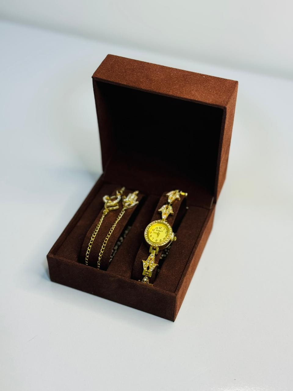 ساعة⌚ يد نسائية أنيقة بلون ذهبي مصممة. تأتي الساعة مع إسوارة متناسقة بنفس التصميم داخل علبة أنيقة، لتكون خيار مثالي للهدايا والمناسبات الخاصة. (سعر 10ألف)
توصيل مجاني جامعة المثنى.والرميثة


**إذا كنت صاحب هذا الإعلان وتريد حذفه لأي سبب، رجاءا أرسل رسالة إلى الدعم الفني**