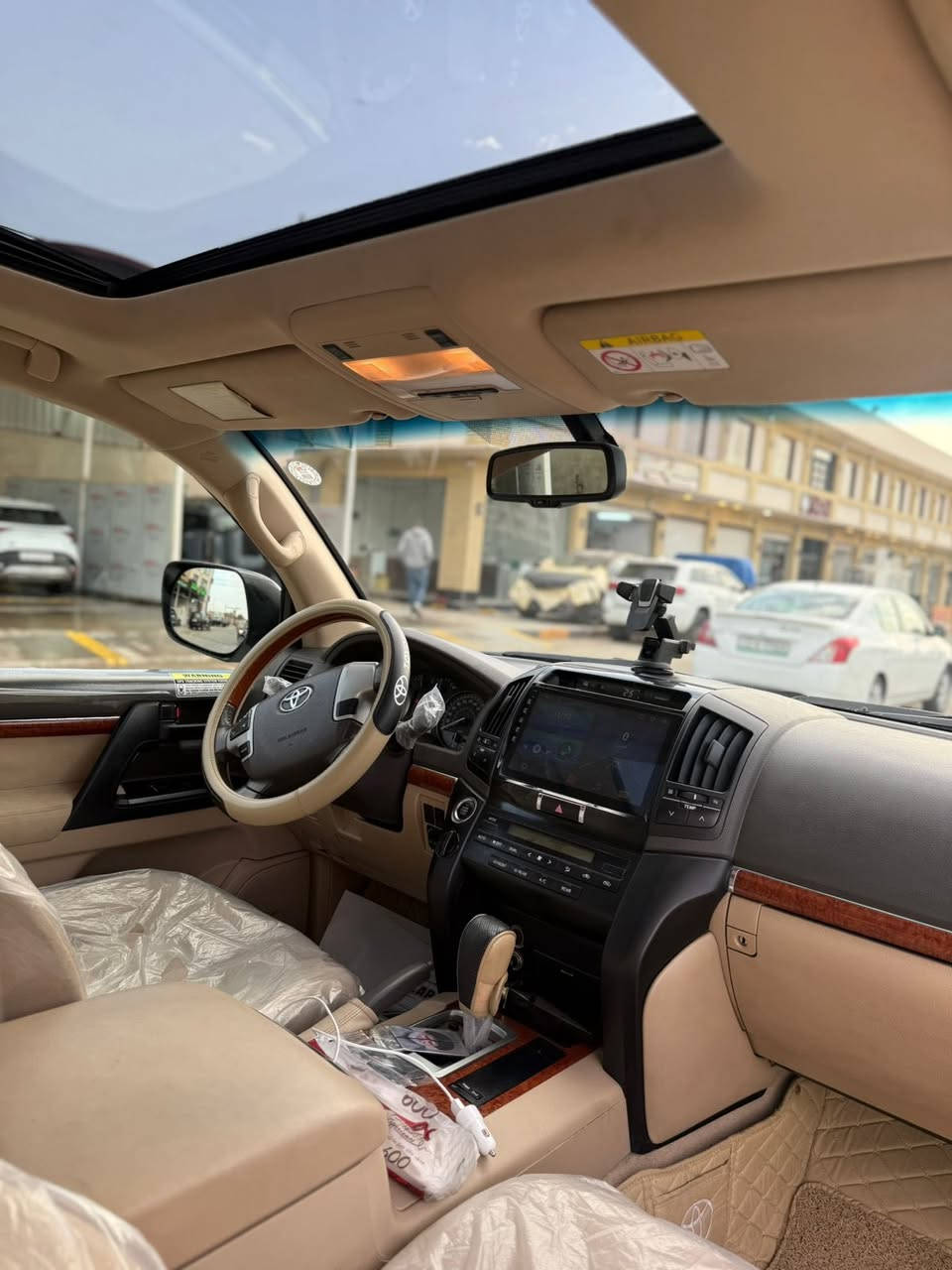 سلام عليكم لاندكروزر للبيع مكفوله كفاله عامه مواصفات 
كشنات كهرباء + تبريد
حساسات امامي خلفي 
مرايات شفط
كامرات
بصمه شغاله
موديل 2015 
ماشيه 135 الف
سياره بأسمي تحويل مباشر
رقم دهوك
والعديد من المواصفات الغير مذكوره
سعر 440$ وبيها مجال 
للاستفسار/ *********** / ***********
