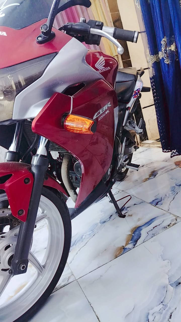 هوندا سي بي آر 250 آر (Honda CBR250R). 
المحرك والأداء

 سعة المحرك: 249.6 سي سي (سي سي) - سلندر واحد (أحادية الأسطوانة)، 4 صمامات.

 نوع التبريد: تبريد سائل (راديتر).

 القوة الحصانية: حوالي 26 حصان عند 8,500 دورة في الدقيقة.

 عزم الدوران: 23.8 نيوتن متر عند 7,000 دورة في الدقيقة.

 نظام الوقود: حقن إلكتروني (PGM-FI)

(الكير): 6 سرعات.

السرعه 120 

سعرها 15$$$ 

***********

وبيها مجال

 مراوس حسب القناعه

— في ‏‏بغداد‏‏.
