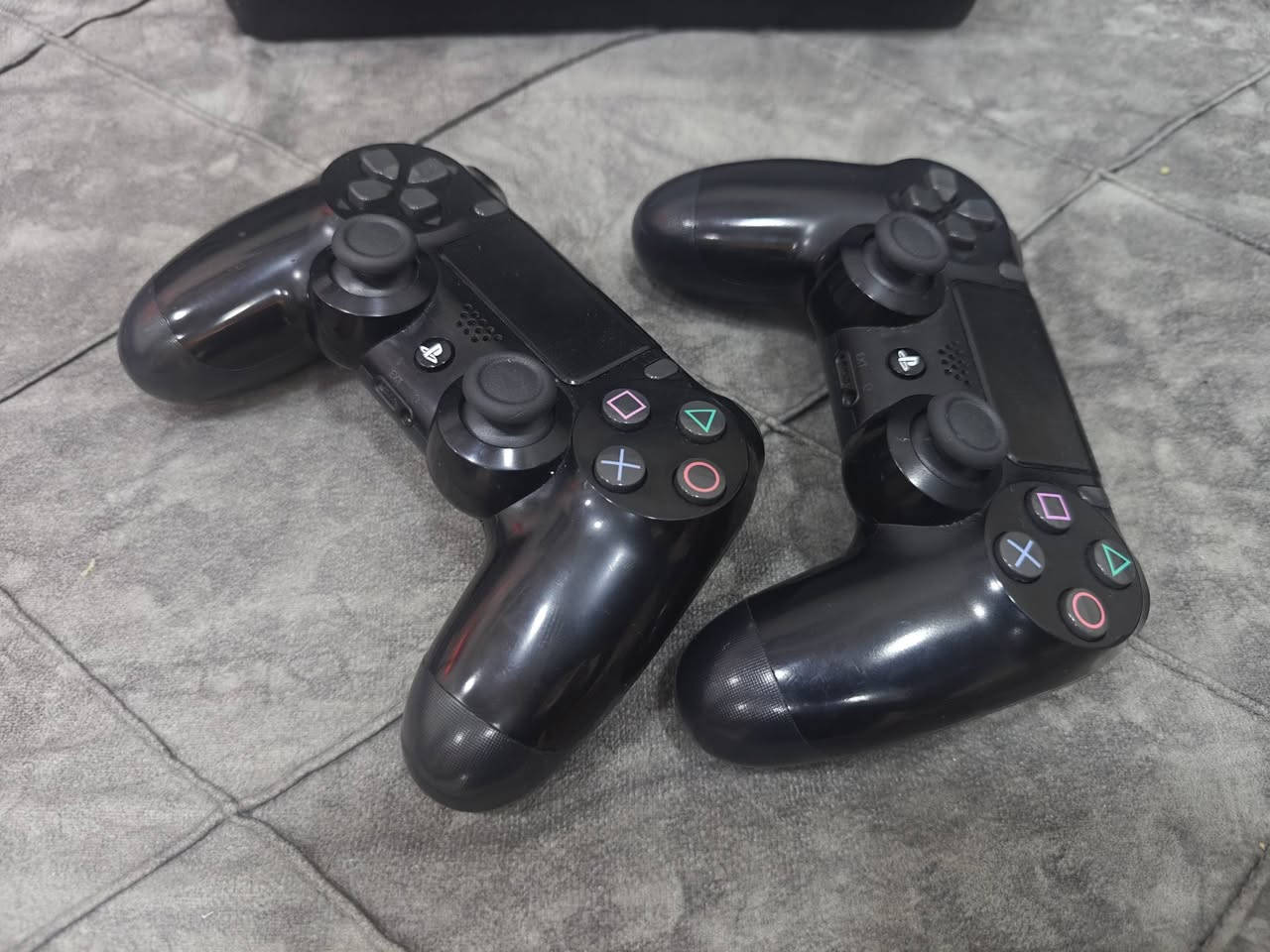 بلي 4 سلم  أونلاين
 1 تيرا مامفتوح نضيف 
2 جوستك اصلي 
مع سماعات
 وكيبل وقاعدة شحن دبل
*********** واتساب
