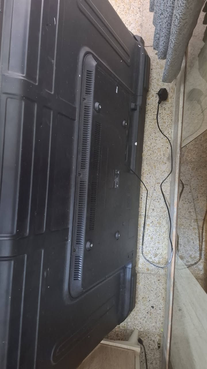شاشة 4k
55بوصة 
60هيرتز
الشاشة مضربة سجمه يراد تبديل شاشة 
السعر 100 وبي مجال
للتواصل ***********
