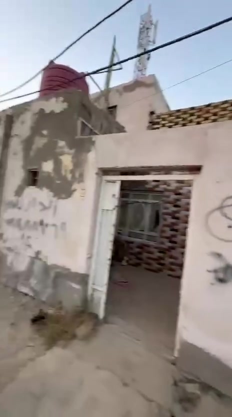 بيت للبيع يتكون من غرفتين وصاله ومطبخ ودوانيه وحمام داخلي وصحيات خارجيه مساحته 120خلف سكة القطار جهة سيد خضير قرب لملعب للاستفسار ***********
تتوفر خدمات ماي /كهرباء /مدارس سعره 23مليون
