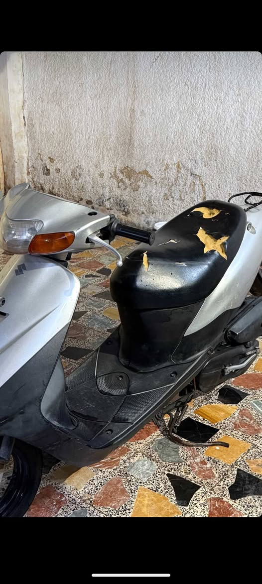 السلام عليكم دراجه ساسوكي رياضي للبيع نضيفه مجفته مره وحده شغاله نكره هندر عوزها بس باتري سعرها 275 وبيها مجال للشراي الاستفسار على الرقم ***********
