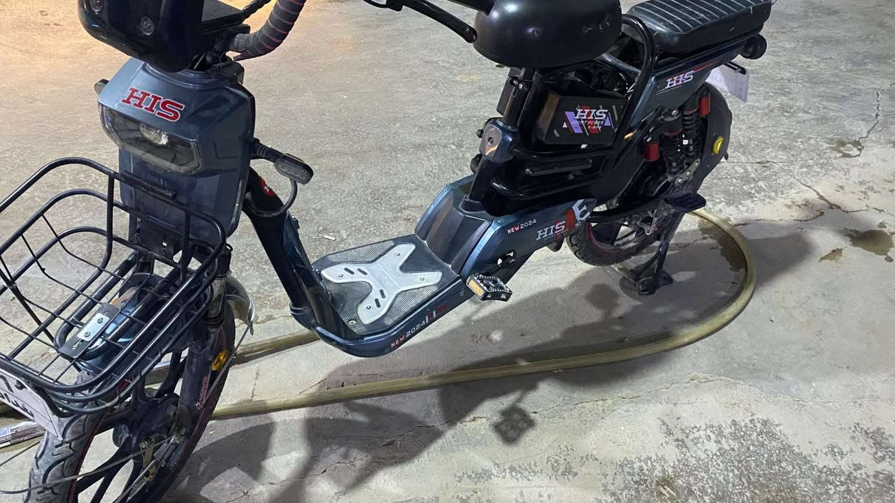 دراجه شحن HIs  موديل 2024بصمه تشغيل عن بعد 5 بطاريات سرعه 99   الدراجه نضيفه اشاير هورن لايت عالي ناصي شاشه بيها بلوتوث انذار سرقه كلشي بي شغال السعر 390 بي مجال بسيط رقم بي واتساب ***********
