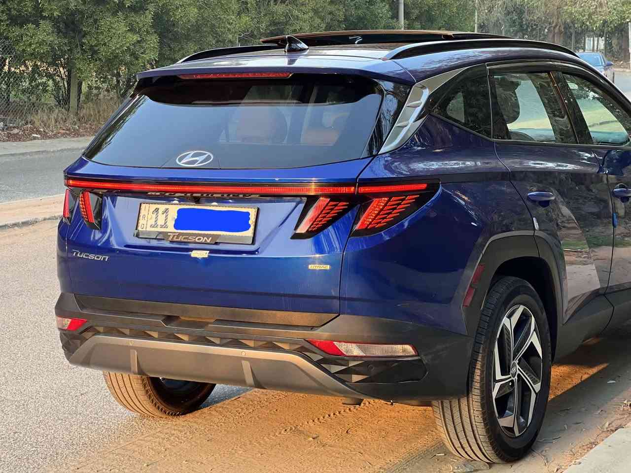 💎 توسان 2024 ليمتد (Limited) – أعلى فئة 1/1 – بحالة الوكالة 💎
​لأهل الذوق والباحثين عن "الراحة والتكنولوجيا"، أعرض لكم هيونداي توسان موديل 2024، أعلى فئة بالوارد الأمريكي (Limited)، سيارة نظيفة جداً وجاهزة من كلشي.
​🚘 المحرك والأداء (GDI):
​المحرك: GDI 2,500 Smart Stream (قوة وعزم وتقليل استهلاك وقود).
​نظام الدفع: HTRAC (دفع رباعي ذكي يسيطر بكل الظروف).
​العداد: ماشية 30,000 كيلو غير قابل للزيادة (بعدها بريحة الشركة).
​🌟 المواصفات والرفاهية (Limited Edition):
​نظام الركن الذكي (Smart Park): تقدم السيارة وترجعها بالريموت بدون سائق (ميزة ممتازة للخروج من الأماكن الضيقة).
​الكاميرات: محيطية 360 درجة (4 كاميرات تعطيك رؤية كاملة لكل زاوية Bird Eye View).
​الأمان والذكاء: قيادة ذاتية ذكية، رادارات كاملة (أمامية، خلفية، وجانبية)، نظام الحفاظ على المسار، وتوقف اضطراري ذاتي.
​الداخلية: جلد أوف وايت (Off-white) ملكي ونظيف جداً، تبريد وتدفئة بالكراسي.
​الخارجية: لون أزرق جميل عليه طبقة "نانو سيراميك" أصلية تنطي لمعة وحماية للصبغ.
​🛠 حالة السيارة والضرر (بكل أمانة):
​الحادث: ضرر أمامي بسيط (بنيد وشباك أمامي فقط).
​الصبغ: صبغ البنيد نفسه "بدون تبديل" حفاظاً على القطع الأصلية.
​الإيرباكات: إيرباك (الدركة والدشبول)الدركة مرجع سيستم  وبدون أي "كود خطأ"، وباقي الإيرباكات سليمة وجاهزة.
​الحالة الفنية: السيارة جاهزة من كل الجوانب
​📄 السعر والتفاصيل الإدارية:
​المكان: بغداد –العدل
​السعر:21000 دولار (شدتين و10 ورقة) – وقابل للتفاوض البسيط للجادين.
​الرقم: رقم بغداد، السيارة باسمي والتحويل مباشر.
​📞 للاتصال والاستفسار:
​***********
