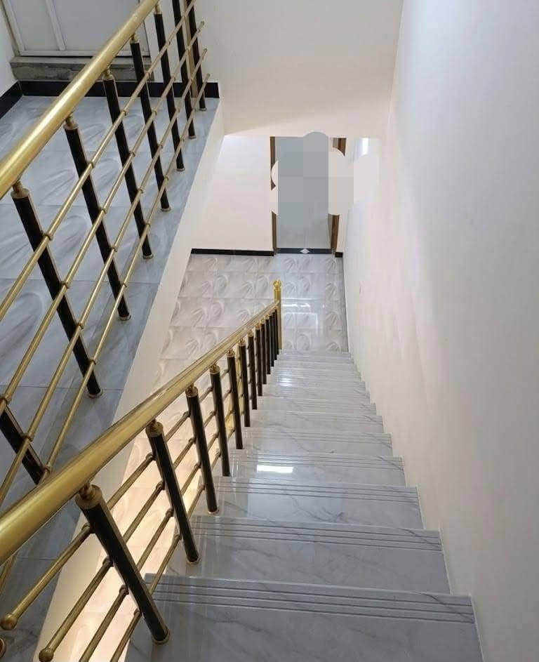 بيت ١٢٥ متر واجه ٥ نزال ٢٥ طابقين ثلاث غرف نوم كراج ثلاث حمامات البيت بناء حديث ٢٠٢٢ طابو زراعي سند ٢٥ في السريدات الجديدة المربع الاول رابع فرع  على ايدك اليمنى من تدخل من مدخل السريدات الجديدة قريب على الشارع الرئيسي مال الشعب عرض الفرع ١٠ أمتار وهذا المربع يسمى المربع الذهبي لانه قريب جدا على الشارع الرئيسي المنطقى جدا جميله خدمات كاملة تبليط مجاري 
البيت يصلح لعائلة كبيرة السعر ١٤٨ مليون ***********وسعره جدا مناسب البيت فارغ ثاني يوم تسكن فيه
