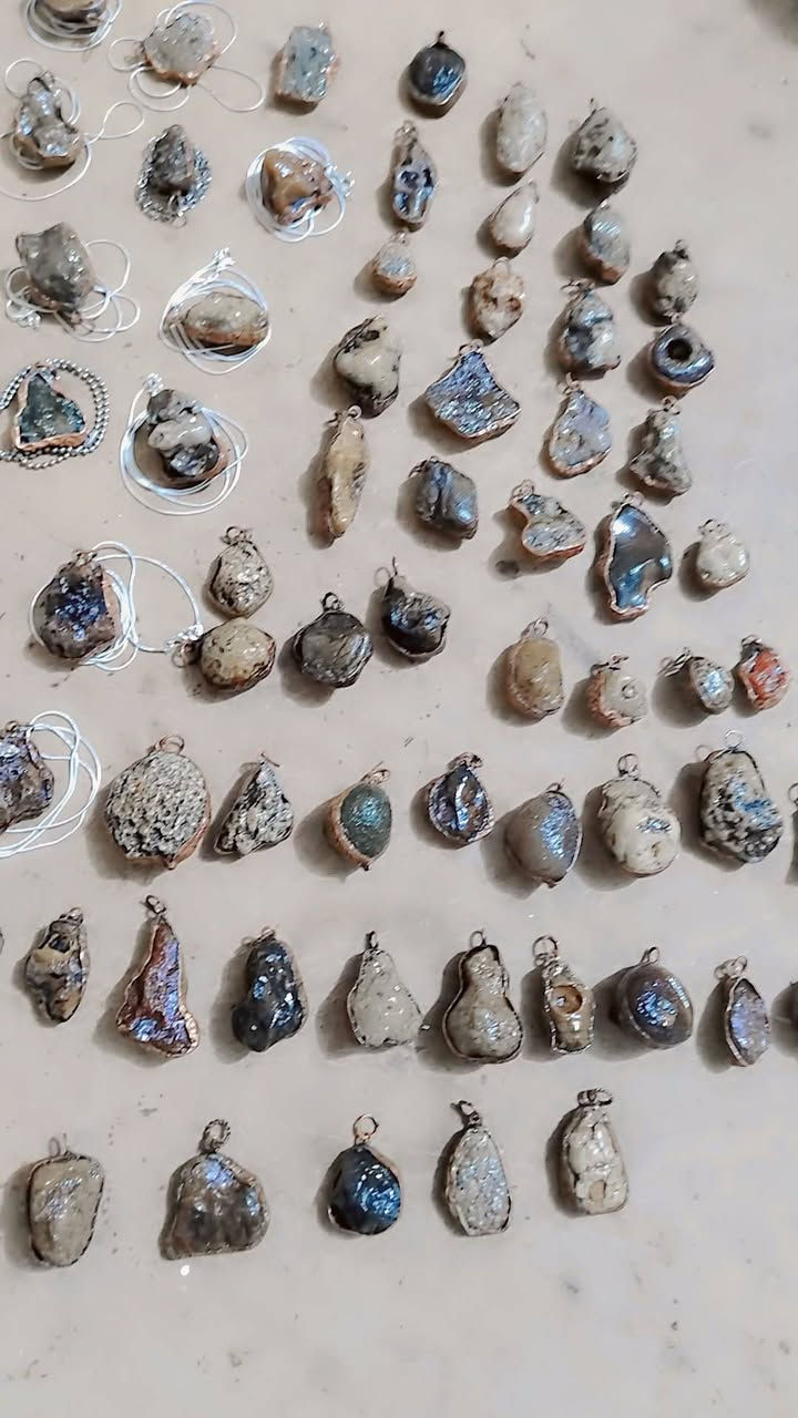 السلام عليكم شباب من رخصت ادمن عندي هاي لحجار زوعه شلع لبيع ٩٠ قطعه كلهن حلوات تصفير محل لشراي يجي *********** هاذ رقمي بي واتساب
