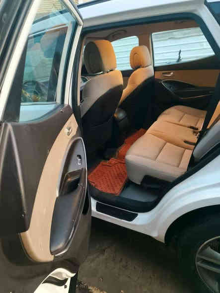 السلام عليكم ورحمة الله وبركاته سيارة للبيع سنتافي 2013 وارد امريكي مابيها اي ضربة كلين بس طخه دعامية فقط مكينة 2700سبور  مواصفات السيارة تحكم ستيرن تدفى كشن تبريد امامي وخلفي بصمة سيارة نظيفة مال بيت مكان بغداد الشعلة اي ستفسار اتصل على هذا رقم *********** سعر 135 بيها مجال
