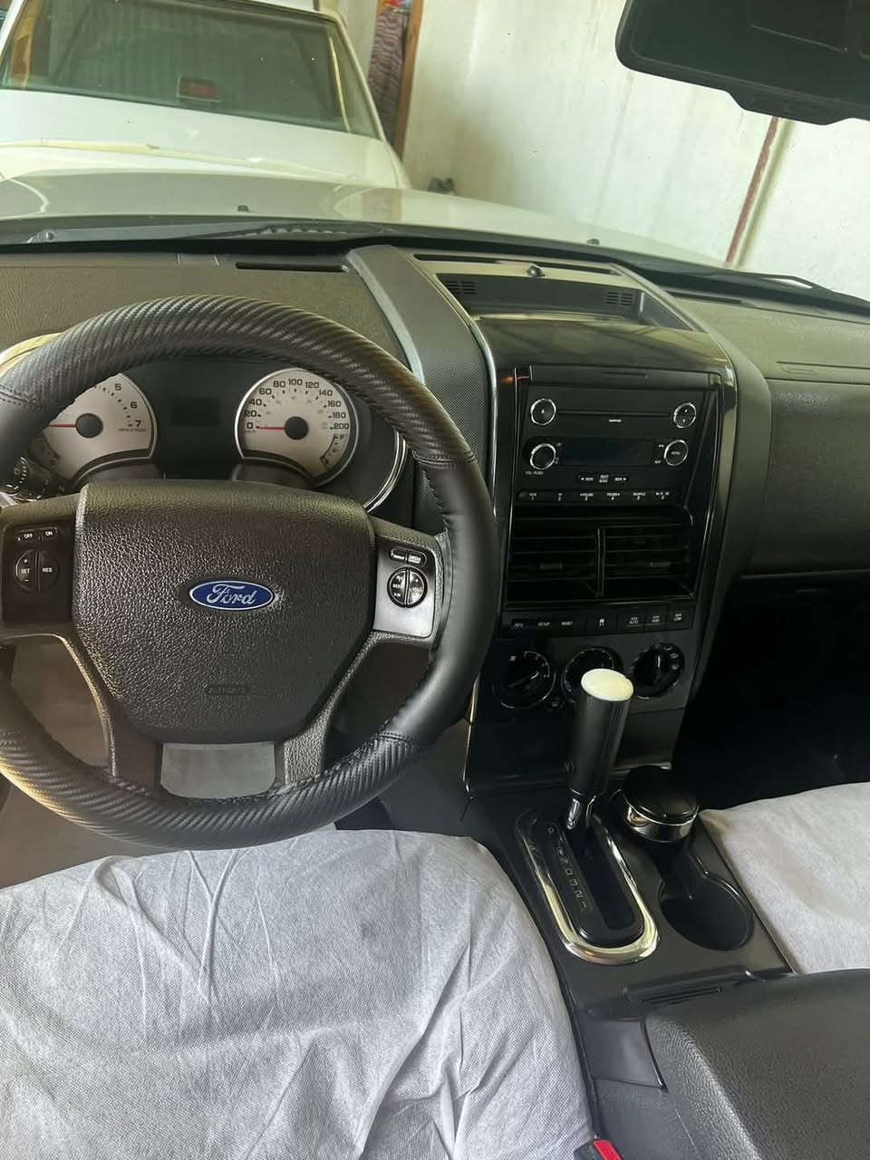 فورد اكسبلور 2010 خليجي وكالة نيفا رقم شمالي كلين بدون صبغ بدون بارد 7راكب تبريد مركزي 4قطع السعر 130مكاني كربلاء.. ***********
