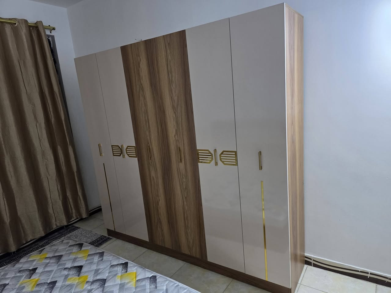 غرفه اخشاب فصال تركي جديده غير مستخدمه السعر ٦٠٠ الف وبيه مجال بسيط ***********
