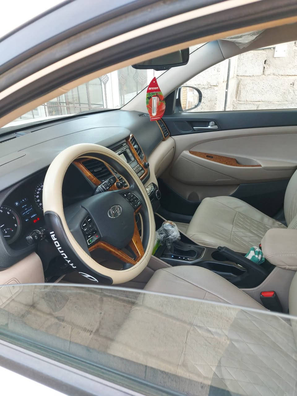 سلام عليكم  
توسان 2018 مواصفات خليجي 4 سلندر  حجم 2.0L تنفس طبيعي سيارة ماشية 91 الف كيلومتر  . رقم ديالى الجديد سنوية وهزة جديدة ، مكانها ديالى تقاطع القدس . السعر 180$ وبيها مجال . للإستفسار ***********
