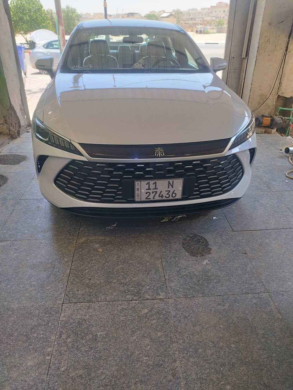 السلام عليكم 
سيارة BYD كن بلس 2025 رقم بغداد باسمي للبيع مكفولة كفالة عامة شخط مابيها وضع الزيرو شرط السيارة جديدة على وضع الشركة السيارة مدوشمة عام كشنات وأرضية جلد وأبواب وجنطة (دوشمة بشارع النواب شغل درجة اولى) وشاد الها ويل وهورن اصلي وافضل من البلادي وللعلم السيارة وياها كارت وبصمة من الشركة السيارة ماشية على المحرك 4 آلاف وماشية الكلي محرك وشحن 14 الف السيارة جديدة حيل وضع الزيرو ومصروف عليها.
السعر 19 مليون وبيها مجال للشراي
مكان السيارة كربلاء المقدسة 
للاستفسار 
***********
***********
