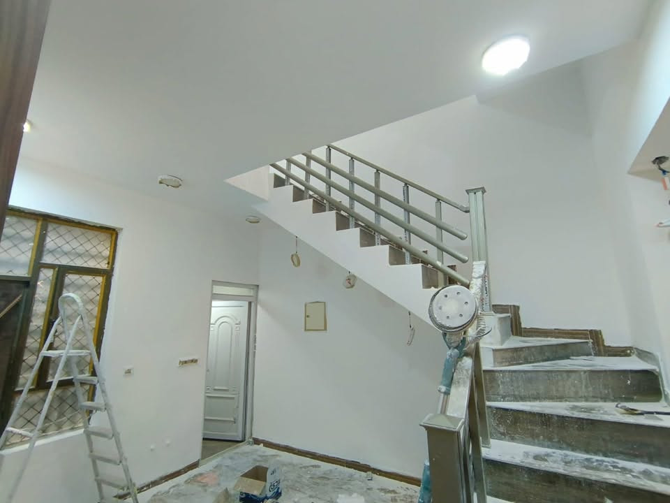 السلام عليكم بيت بالخطيب الزراعي قرب شارع 60الهياكل
مساحة البيت 100متر طابقين  الوجه 8والنزال12.5
اربع غرف نوم واستقبال ومطبخ وصحيات 
جاهز من كلشي بس الواجهيه نقص والبيت حالياً 
مأجر 600الف للأستفسار اكثر ***********
