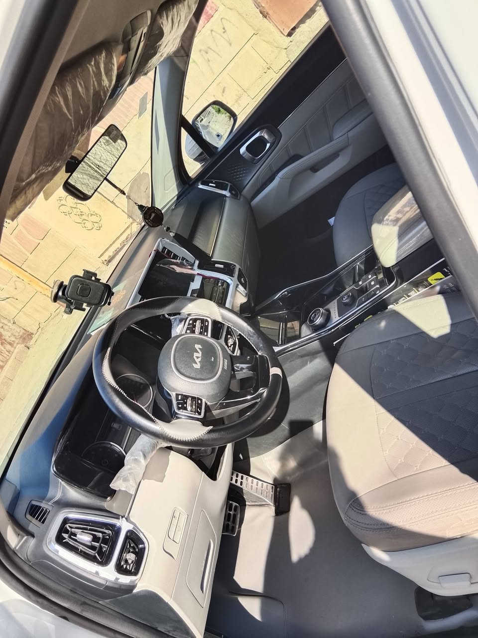 سلام عليكم سورنتو البيع موديل 2023فول موصفات بس من عده بنيرامه سعر سياره 300 ورقه بيه مجال بسيط رقم ***********
