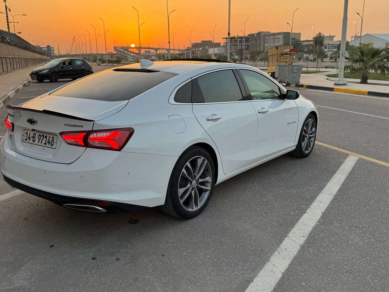 السلام عليكم
للبيع او المراوس 
ماليبو بريمير 2022  #PREMIER 2.0T 

محرك 2000 توربو  
4 سلندر سياره كلش قويه 
ناقل حركة أوتوماتيكي 9 سرعات. 
ماشيه 92 الف كيلو 
نظام دفع أمامي
مقاعد جلدية كهربائي للسائق والراكب
وخزن ميموري 1.2.3
فتحة سقف كهربائية بانورامية 
نظام صوتBoss
تبريد وتدفئة جميع المقاعد حتى الخلفي 
تدفئة ستيرن
كاميرا خلفية
نظام دخول وتشغيل عن بعد. 
مري قلاب
مراقبة ضغط الإطارات
وسائد هوائية متعددة.
رادار امامي و جانبي
حساسات خلفيه اماميه 
اوتو ستوب 
اوتو بارك 
 البريمير معروف بل مواصفات 
حادثهاا موضح بالصور تبديل بنيد وجاملغ وبيهاا طختين بالدوسه صفحة السايق 
كير مفتوح 
والباقي كفاله رقم بصرة معوقين 
السعر 165 وبيهاا مجال للأستفسار واتساب او اتصال *********** البصرة, العراق
