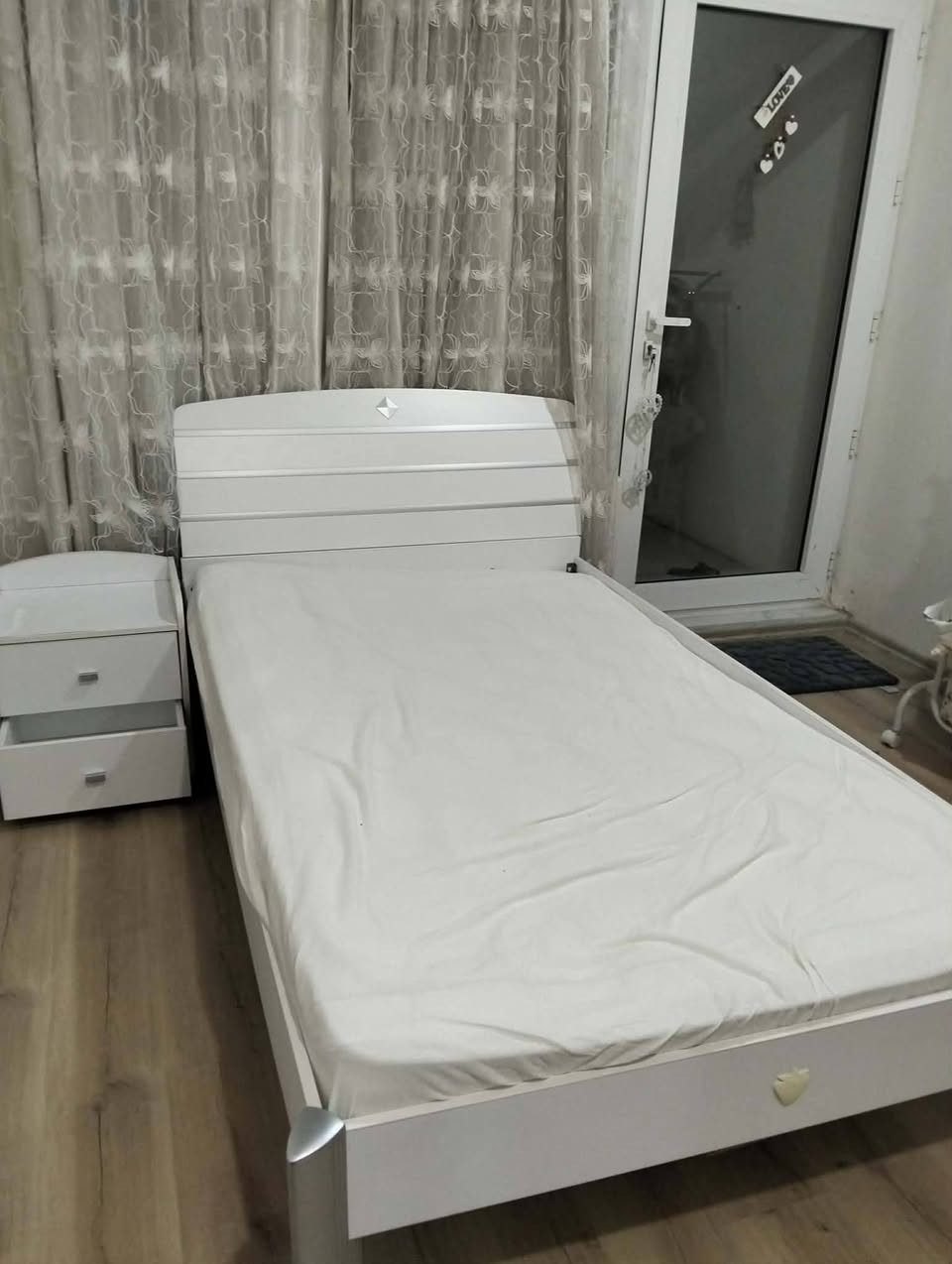 تاقمه بؤ فرؤشتن زؤر باكه گه نجانه
ژورى تايبه ته له سليمانىه 
ره قه م ***********
نرخى 200هه زار
