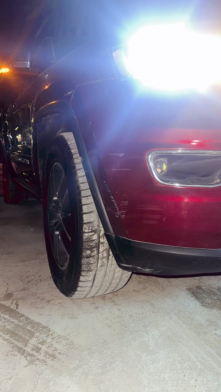 سلام عليكم ورحمة الله وبركاته جيب 2018 للبيع سياره خير من الله وارد امريكي بي شواصي ع كد اصبعين باقي تفاصيل خاص *********** رايدة ب220وبي مجال وتوفيق من الله
