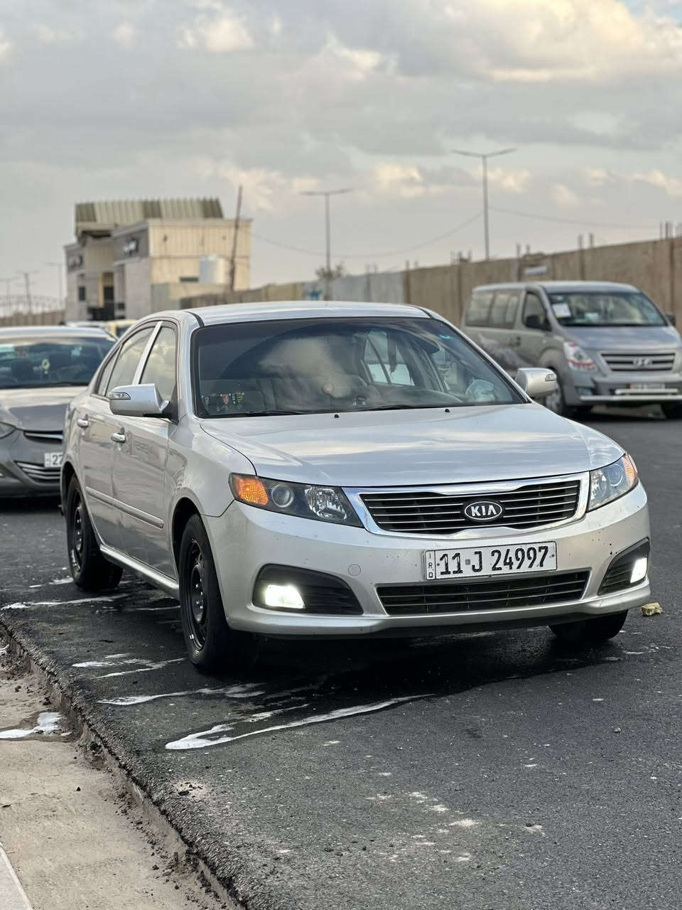 السلام عليكم 

اوبتيما 2009 امريكي بيها تبديل جاملغ امامي ايسر اصلي نفس اللون بدون اي ضرر داخلي سياره جديده كلش 
رقم بغداد بسمي مكينه 2400 دوش 
حداديه وتخم تاير تبريد تدفئه و باتري جدد 
ماشيه 200 الف 
داخل رصاصي  
مكاني بالناصريه 
السعر 130 وبيها مجال قليل 

***********
