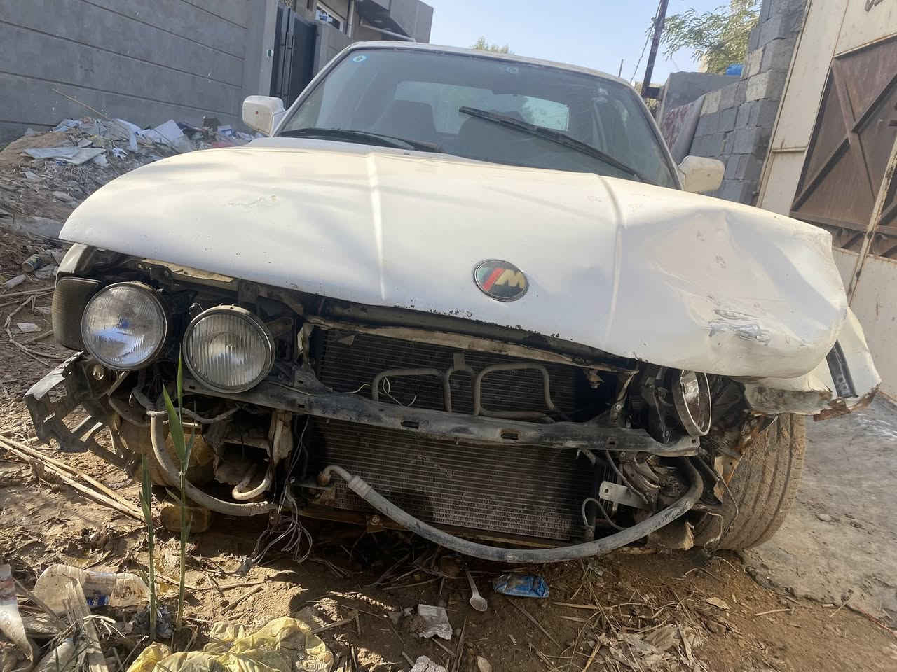 السلام عليكم بي ام ٥٢٥ هذا حادثها كير مكينه بطه يشتغلن تبريد كامل بس نقص غاز
سنويه لل٣٠ 
للعلم دعاميتها والشباك الامامي موجودات 
*********** 
مكاني ديوانيه سعر ٣١
