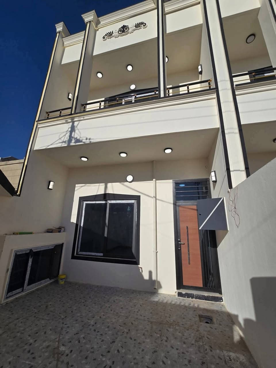 اعلان .1524
#بناء_صفر
دارين للبيع طابو صرف بأسم شخص واحد #طابق_ونص
#الموقع حي العسكري 56 قرب مدرسة افنان
غرفتين نوم استقبال مطبخ صحيات عدد 2 
نظام دكت 
سقف شتايكر شغل درجة أولى 
#السعر_ 102 مليون مع المجال 
للاستفسار***********
مكتب صقور الجبل  للعقار كركوك 
#عنوان_المكتب حي العسكري قرب جامع خديجه الكبرى مجاور أسواق البركه
