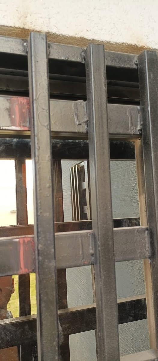 تم العمل في حداديه مصبوغه و ماباردين المعجون و الصبغ سايل..❌
سنفرت القديم و صلحت ✅
للتواصل /***********/
