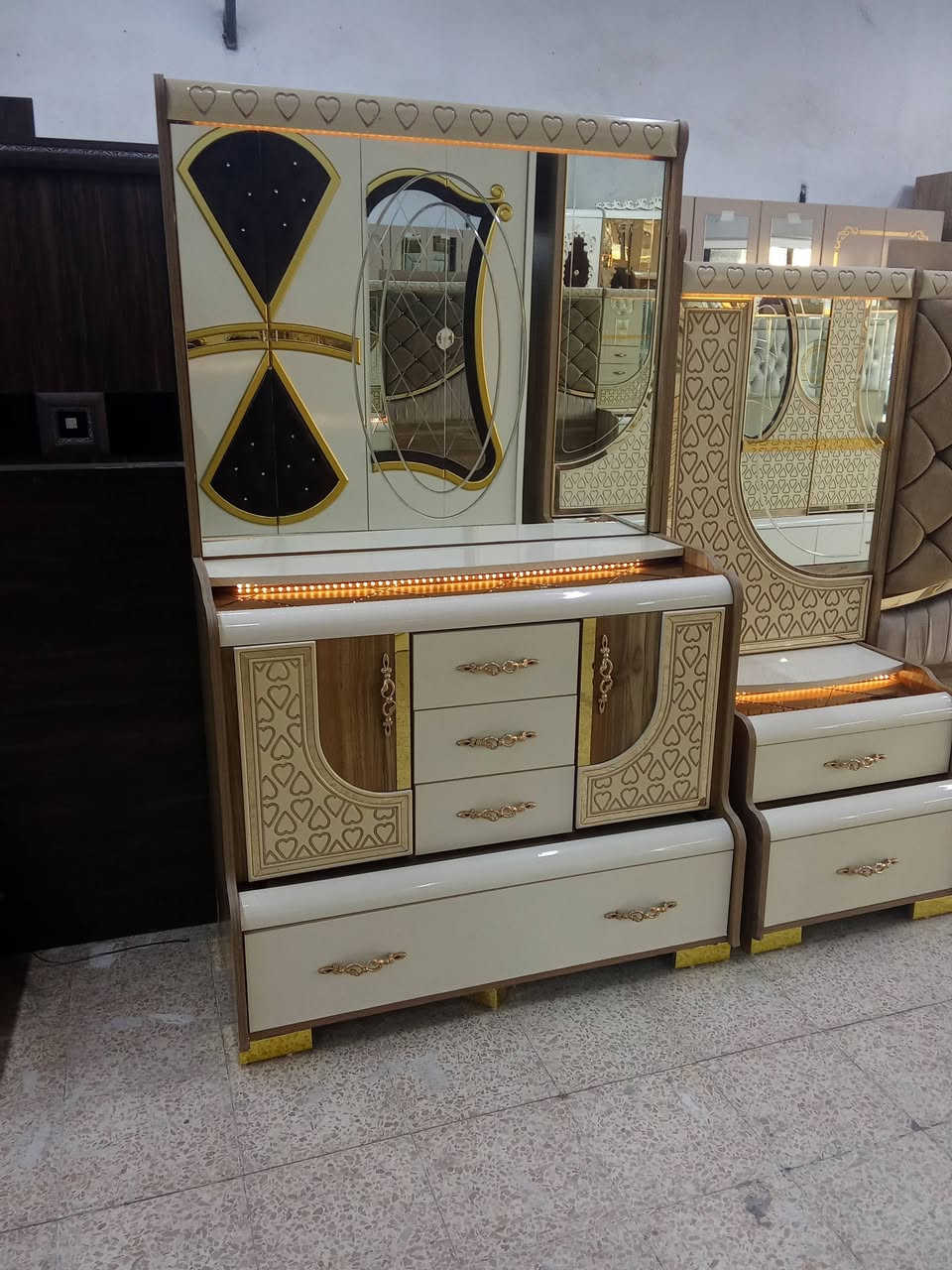 عرض خاص وحصري غرف ضخمه خمس قطع 

شد ونقل كامل مجاني داخل الموصل 

السعر 650

اي استفسار ع واتساب 

***********
***********
