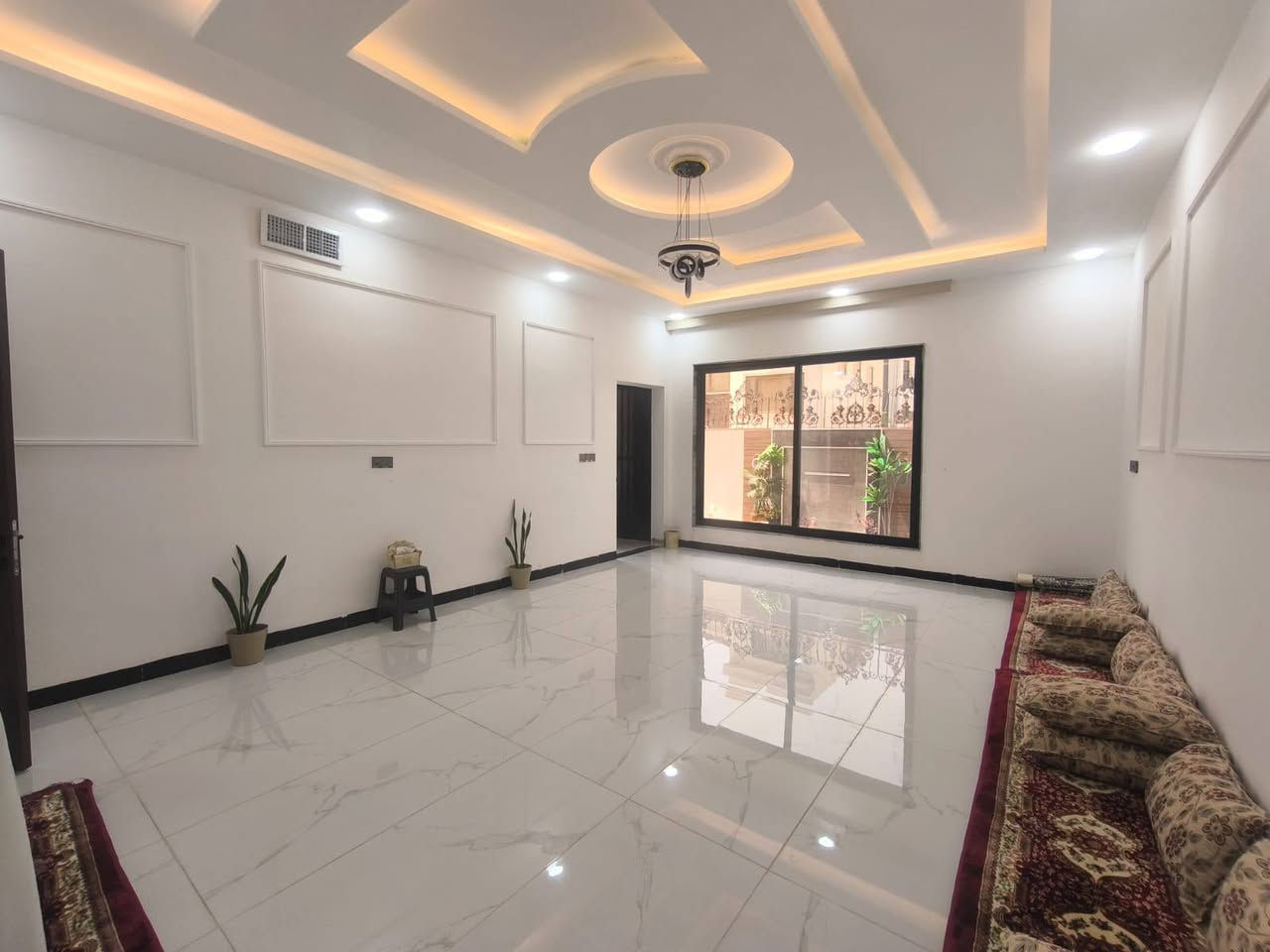 دار للبيع حي التعليم مجمع النور السكني 
مساحه الدار  240متر 
السعر 295مليون وبي مجال 
***********
***********
***********
