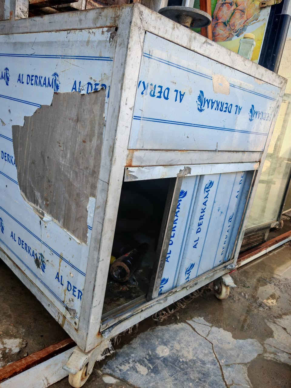 السلام عليكم اغراض للبيع للتواصل على الواتس اب ***********
شواية دجاج نظيفة جداً تاخذ 40 دجاجة تشتغل اوتوماتيك على الكهرباء 
شواية گص 5 عيون نظيفة جداً 

مجمدة
سقيفة السيارات طول 4 مترات
