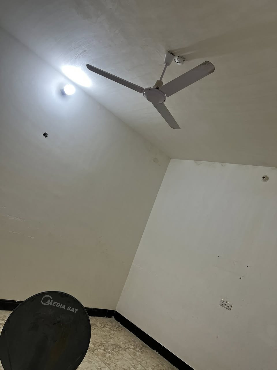 السلام عليكم
بيت للإيجار بشارع الملعب،يطلع عل شارعين بشارع الكشك يحتوي على  صحيات وغرفتين ،صالة ،استقبال ومطبخ بحتياج  الى صبغ فقط البيت نظيف بناء2023امامي مقابيل ساحه التصال ***********
