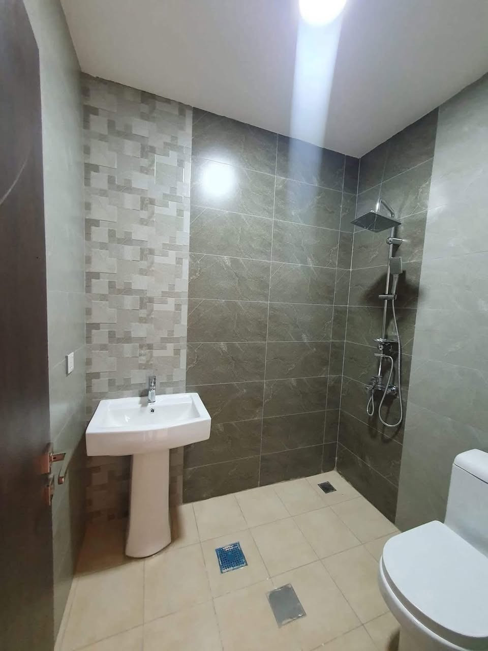 شقة للبيع في مجمع الزهراء السكني  الزعفرانية مساحة الشقة ١٦٠ تحتوي على صالة ٣ غرف نوم حمامين +صالة+ بلكونة + مطبخ للتواصل ***********
