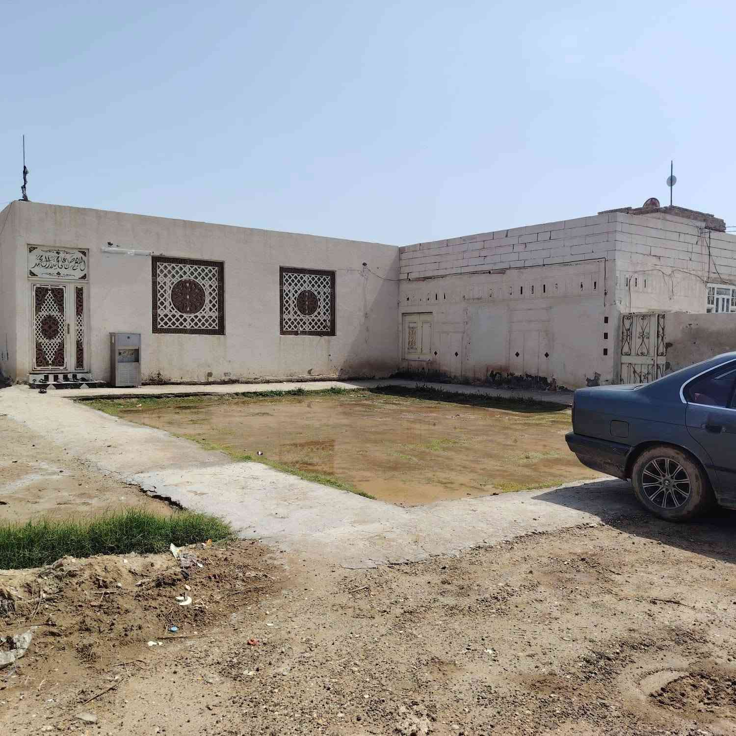 السلام عليكم
بيت مساحه 400م الشارع 13م

حي الزهراء قرب مدرسه الموده الابتدائية 

 خمس قرف

مطابخ ثنين خارجي وداخلي

صالتين 

صاله 8x4

6x4

مع ديوانيه مساحتها الكليه 200م

11 x5

 

مع حديقه 

***********

***********
