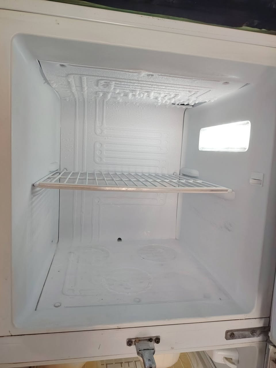 ثلاجه للبيع شرط الشقل مستعمله قليل الاتصال على الرقم ***********
