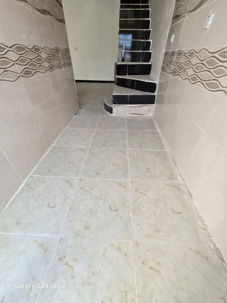 بيت لبيع بشارع المطار الجديد المساحه ١٢٠متر يحتوي على غرف٢ وصاله ومطبخ وستقبال ومكشوفه وصحيات الساس كونكريت البناء بلوك السكف عكاده السعر ٣٥ وبي مجال البيت قريب على الشارع للستفسار ***********مكتب بركات ام البنين قرب اسواق فدك مقابيل شارع السبيس البيت جديد مفتاح تستلم
