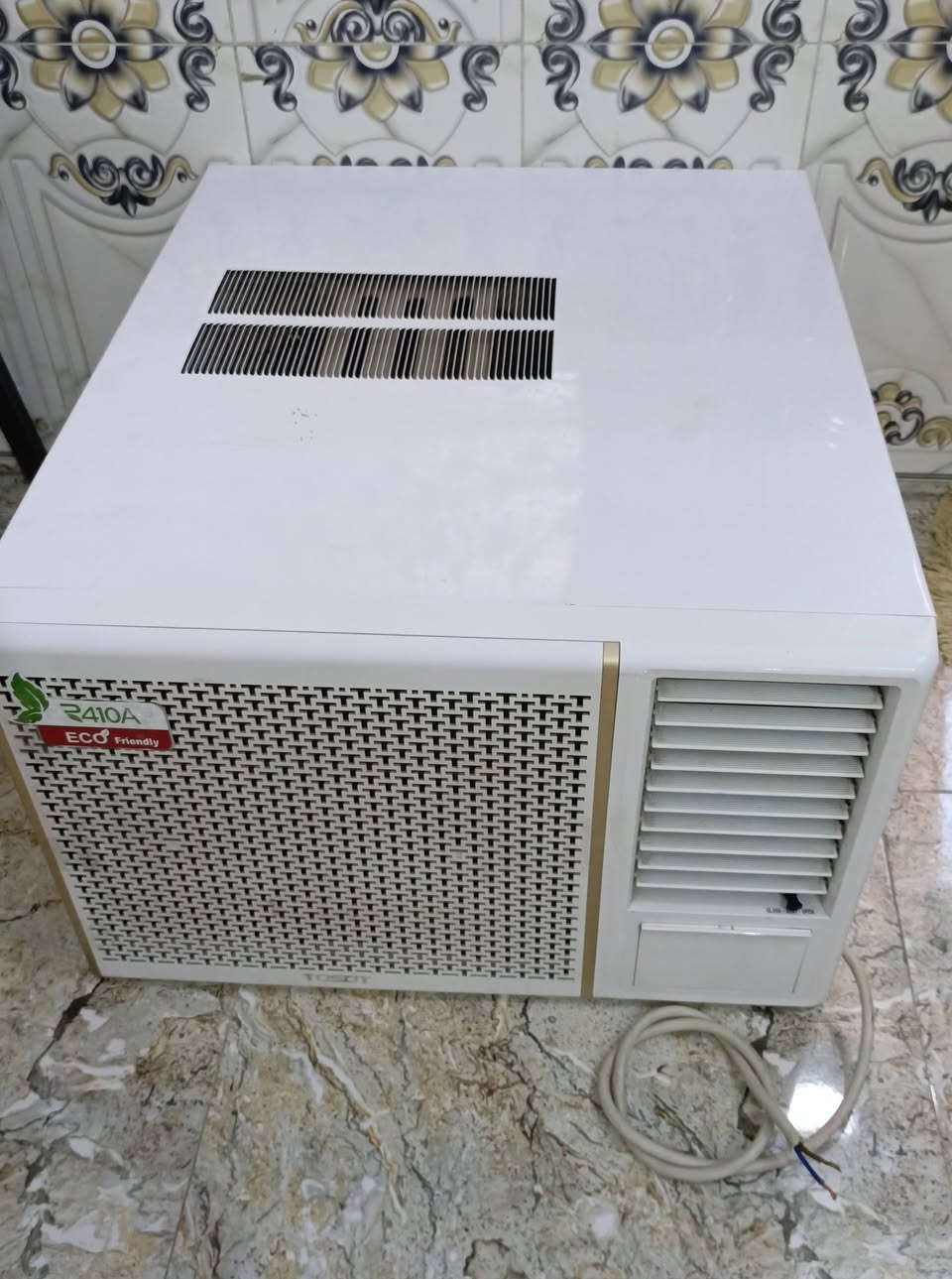 سلام عليكم مكيف طنين للبيع نوعيه توسوت الحديث غازه 410 شغال شرط الشغل عل فحص تدفئه + تبريد مكيف نضيف جدا نضافه 100/100 ماداخل تصليح بلادي علا وضع الشركه السعر 325 شراي اتصل *********** مكاني بغداد مدينه الصدر
