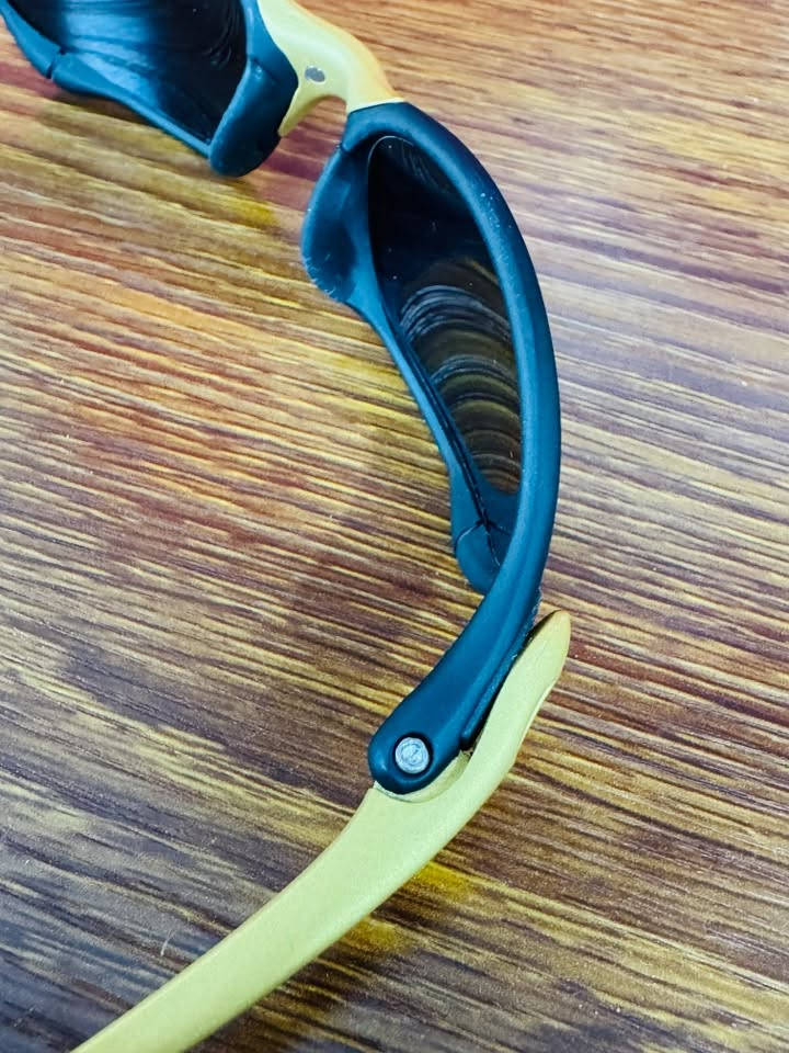 🕶️ للبيع: نظارة أواكلي جولييت (Oakley Juliet X-Metal) - إصدار مميز ونادر 🔥
لعشاق الفخامة والستايل الرياضي الكلاسيكي، متوفرة الآن نظارة Oakley Juliet الأيقونية بحالة جديدة تماماً (New) وتفاصيل خرافية تجمع بين اللون الأسود المطفي (Matte Black) والذهبي المطفي الفخم.
✨ مميزات النظارة:
 التصميم: هيكل "X-Metal" الأسطوري بتناغم رهيب بين الأسود والذهبي.
 الجودة: مختومة بعبارة "MADE IN U.S.A" على الرابر الأصلي.
 الرقم التسلسلي: النظارة تحمل سيريال نمبر محفور بدقة على الذراع الجانبي للتوثيق الجودة والتميز.
 الراحة: مزودة بقطع رابر (Rubber) مرنة ومريحة جداً خلف الأذن لمنع الانزلاق وثبات مثالي.


**إذا كنت صاحب هذا الإعلان وتريد حذفه لأي سبب، رجاءا أرسل رسالة إلى الدعم الفني**