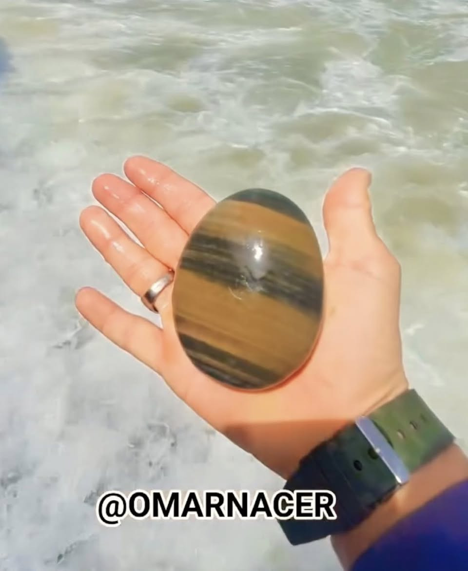 Tiger Iron (Chatoyant): A metamorphic rock composed of Tiger's Eye, Red Jasper, and Hematite. Found at El Ouatia, it exhibits chatoyancy, a silk-like luster caused by light reflecting off fibrous quartz structures.
#omarthemoroccanrockhound 
#omarthemoroccantraveller 
#امودو_على_الدراجات
#omarsstones 
#omarsbeach 
#tigerseye


**إذا كنت صاحب هذا الإعلان وتريد حذفه لأي سبب، رجاءا أرسل رسالة إلى الدعم الفني**