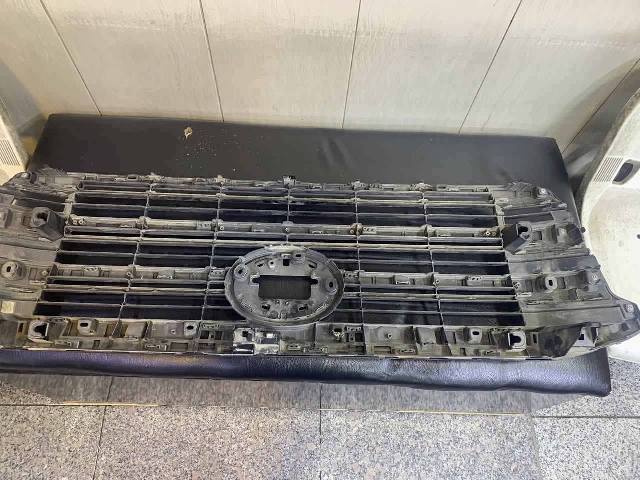 السلام عليكم شباك لاندكرو ز بلادي مو تجاري نظافته 100/100 —***********
