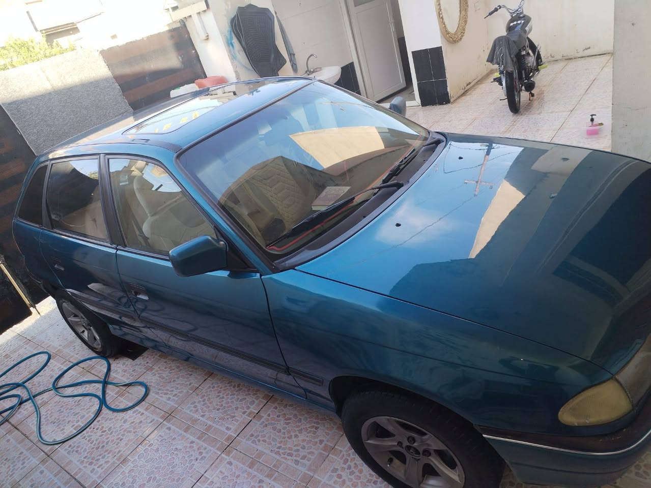 السلام عليكم
استرا حجم 18 توماتيك
سنويه هزا حديد 
كابون بانزين 
رقم اربيل 
شرط تحويل
طخم امامي خلفي جديد
سيارة بدون حادث
صبغ جملية... تواير جديد مع ويل كب جديد مثل ماموضح بصوره غير متوجد بالفيس ... السعر ٤٥
***********
