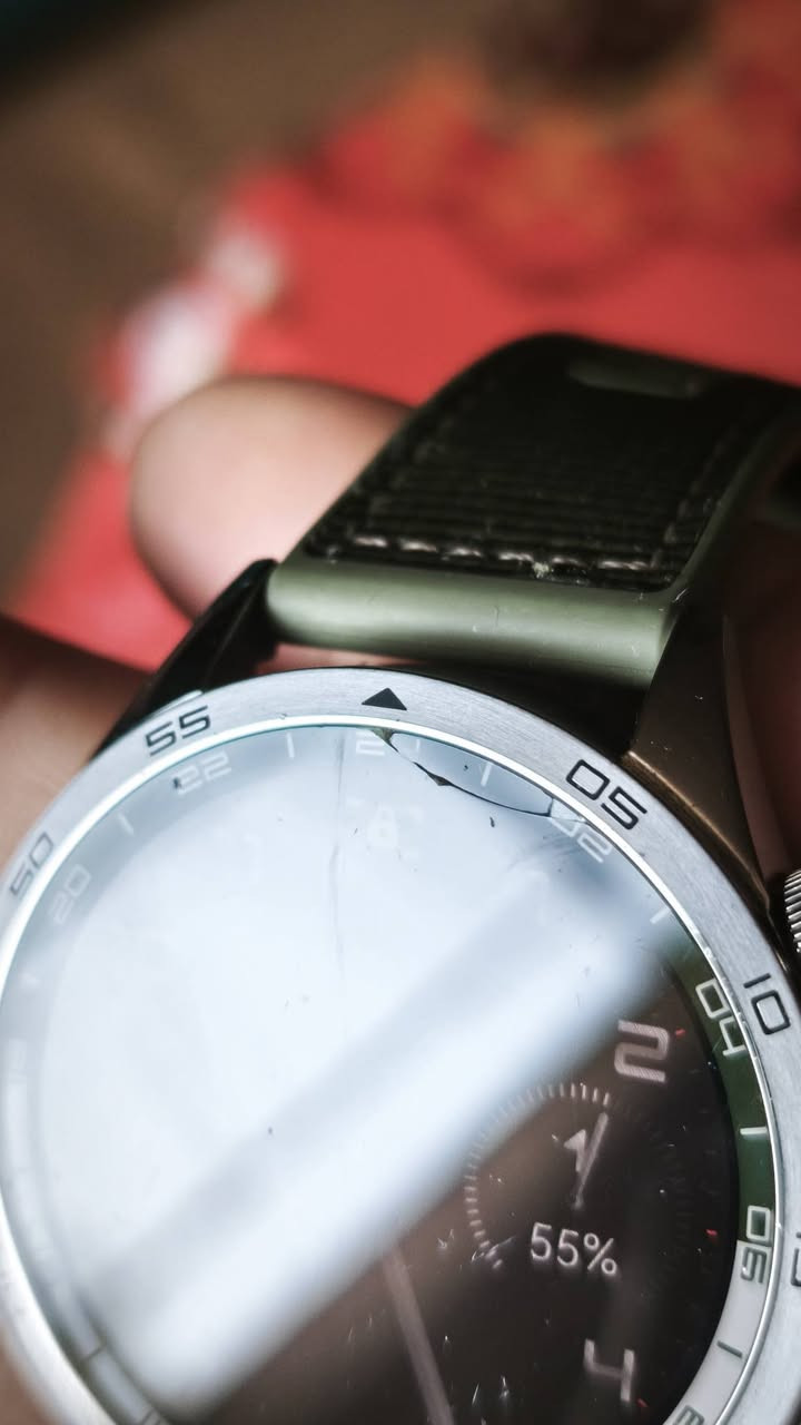 ساعة هواوي GT4
فقط الطخة الموضحة بالصورة وما مأثرة لا على الشاشة ولا على عمل الساعة واصلا ممبينه . شغالة فول
كامل ملحقات علبة وشاحنة 
قيم باللي يرضي الله .
بغداد الحرية ***********
