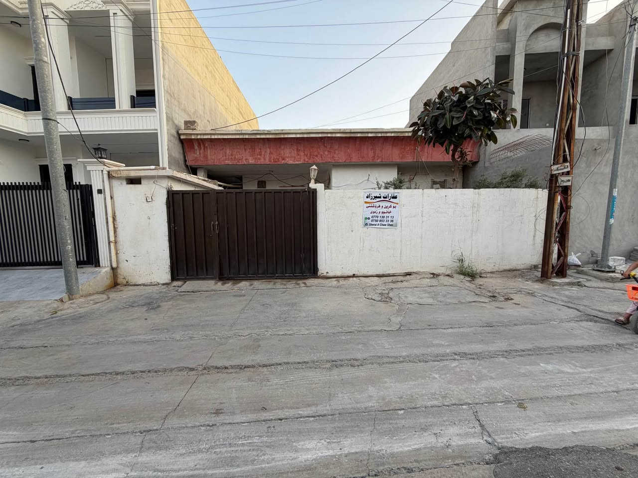 دار للبيع كركوك برخودان مقابيل عرفه مكان زين 
مساحه ٢٠٠ متر 
بيت قديم بس معقول 
سعر ٩٠ مليون بي مجال
غرفتين نوم و هول و استيقبال و مطبخ  و بيتونه كراج و حديقه 
شيرزاد عقارات
للاستفسار اكثر اتصل علي الارقام التاليه
***********
***********
* نستقبل جميع عروضاتكم السكنية 🏠 والتجارية 🏡 بكافة مناطق 
او زيارة مكتبنا 
ع سايدين مركز شرطة رحيم اوه مقابل صيدلية پار كركوك, العراق

