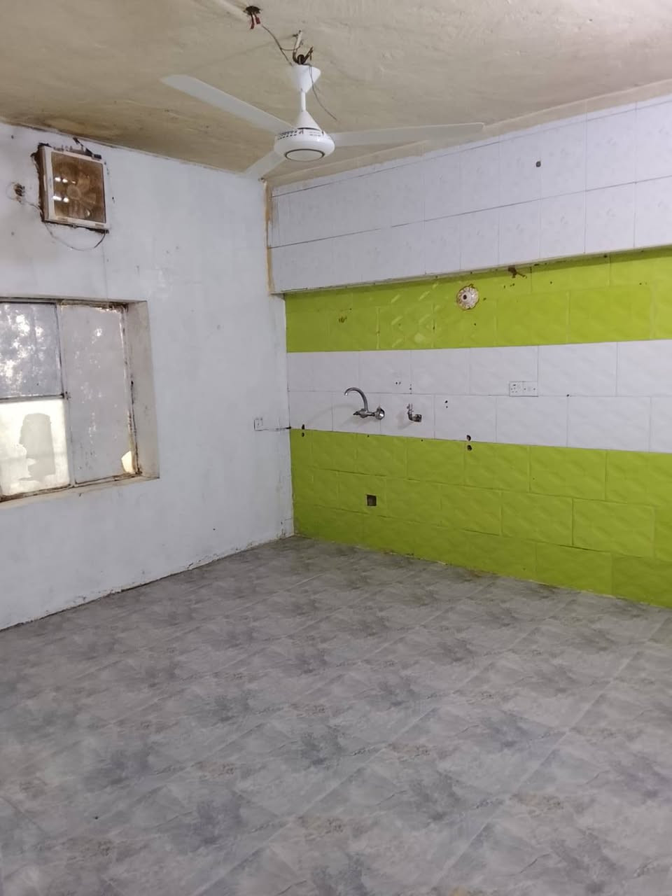 دار للإيجار
📍 الموقع: التاميم – القادسية الأولى
📐 المساحة: 200 م²
🏠 عدد الطوابق: طابقين
🔹 تتكون من:
3 غرف نوم
صالة
مطبخ
استقبال
حمامات
💰 الإيجار: 400 ألف دينار شهرياً
⚡💧 شامل أجور الكهرباء والماء
📞 للاستفسار: ***********
