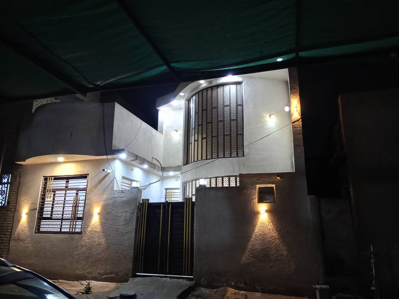 السلام عليكم بيت لبيع طابو صرف بسمي 100 مربع 10×10 بناء جديد درجه اولى مطلوب اسكان 27 مليون بل شهر اسدد 150 الف يحتوي عله استقبال صاله غرفه نوم مطبخ حار بارد صحيات داخليه او خارجيه العنوان مول الباقر قرب جامع اهل البيت الاتصال ***********
