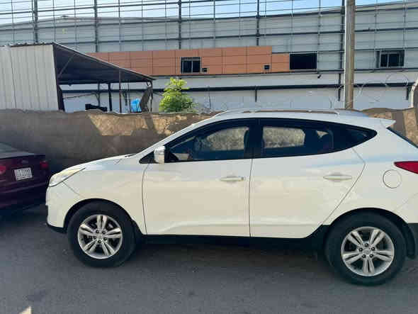 سلام عليكم
توسان 2012 خليجي 

رقم بغداد بسمي شرط التحويل 

خليجي كفاله عامله 

مواصفات 

محرك 2000 دوش 

كراسي كهرباء 

حساسات 

كروز سرعة(مثبت سرعة)

تبريد قطعتين 

لايت زنون

3وضعيات قيادة
SPORT
normel
ECO 
تحكم ستيرن جهتين 

سعر 145 
مكان بغداد السيديه 
*********** حسن
