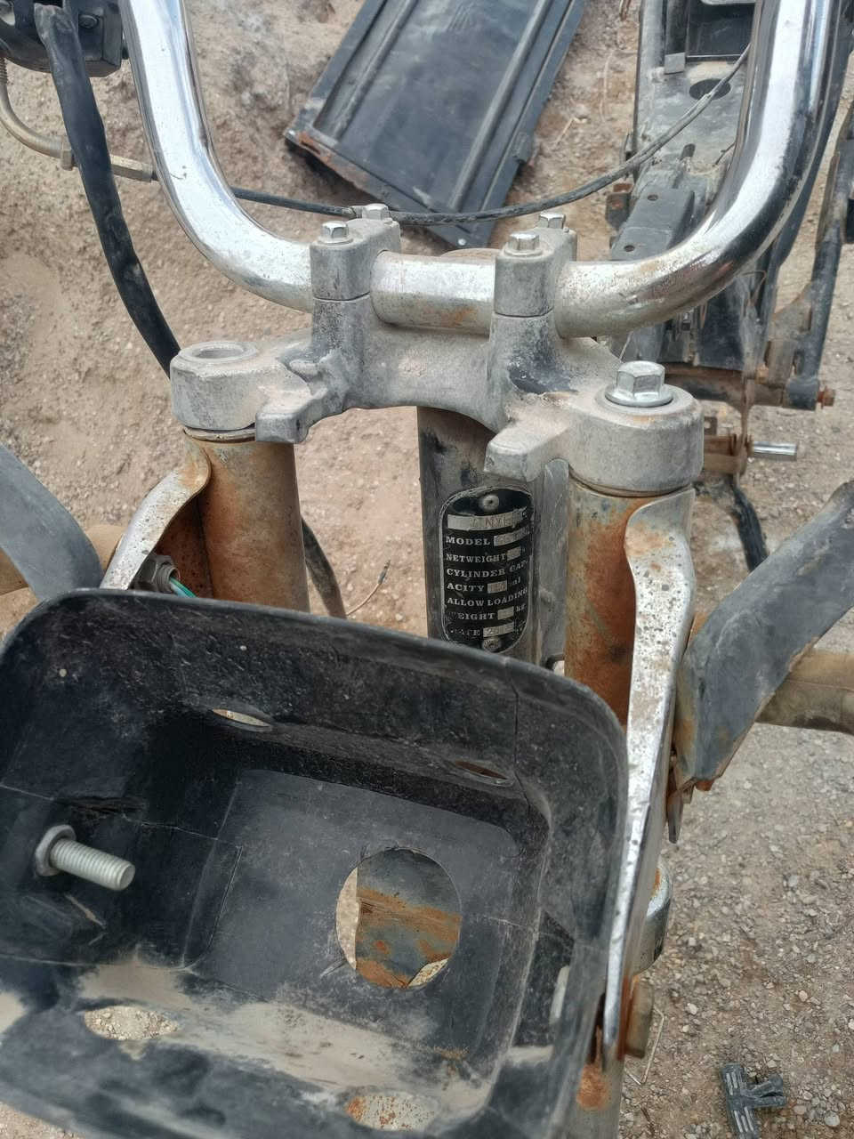 سلام عليكم صاصي اللبيع موديل 2013 شرط نضافه مكاني ديالى خالص ***********
