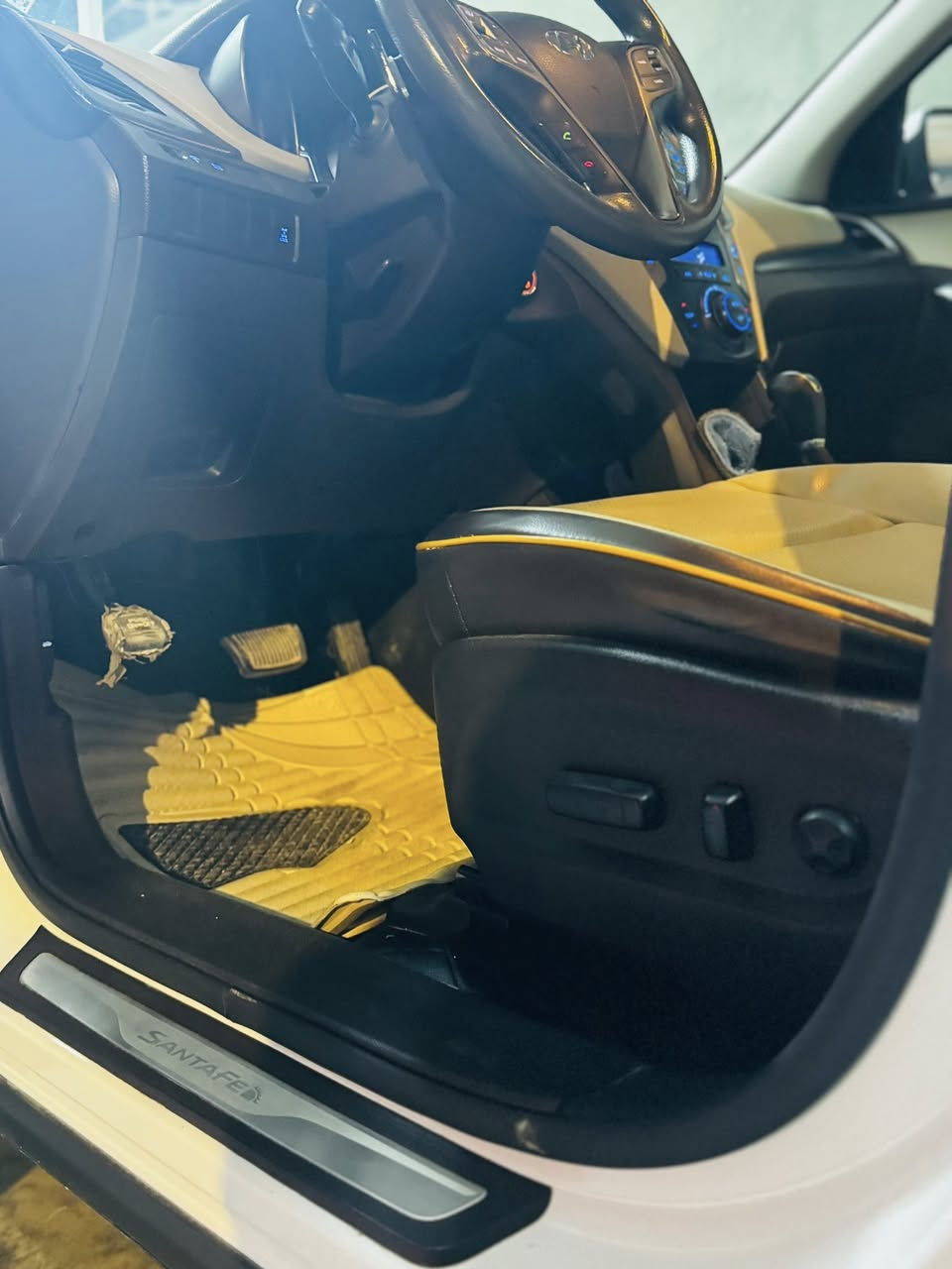 السلام عليكم من رخصه الادمن
سنتافي 2017 خليجي رقم بابل
بيها ربع الجاملغ موضح ب سونار
السياره جديده ماشيه 86 مواصفات معروفه
6 سلندر 
 7راكب 
3 قطع تبريد
مري شفط
ترحيب 
تشغيل عن بعد
بصمه 
كامره 
حساس امامي خلفي 
مكاني كربلاء 
السعر 190 وبيها مجال
للاستفسار *********** 
للبيع او مراوس
