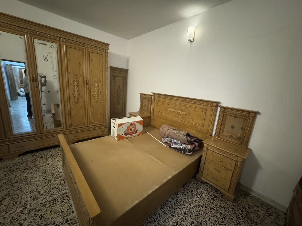 غرفة  للبيع نضيفة كلش ومرتبة وكل غراضها كاملة اخت الجديدة للاستفسار خاص او ع الرقم ***********
