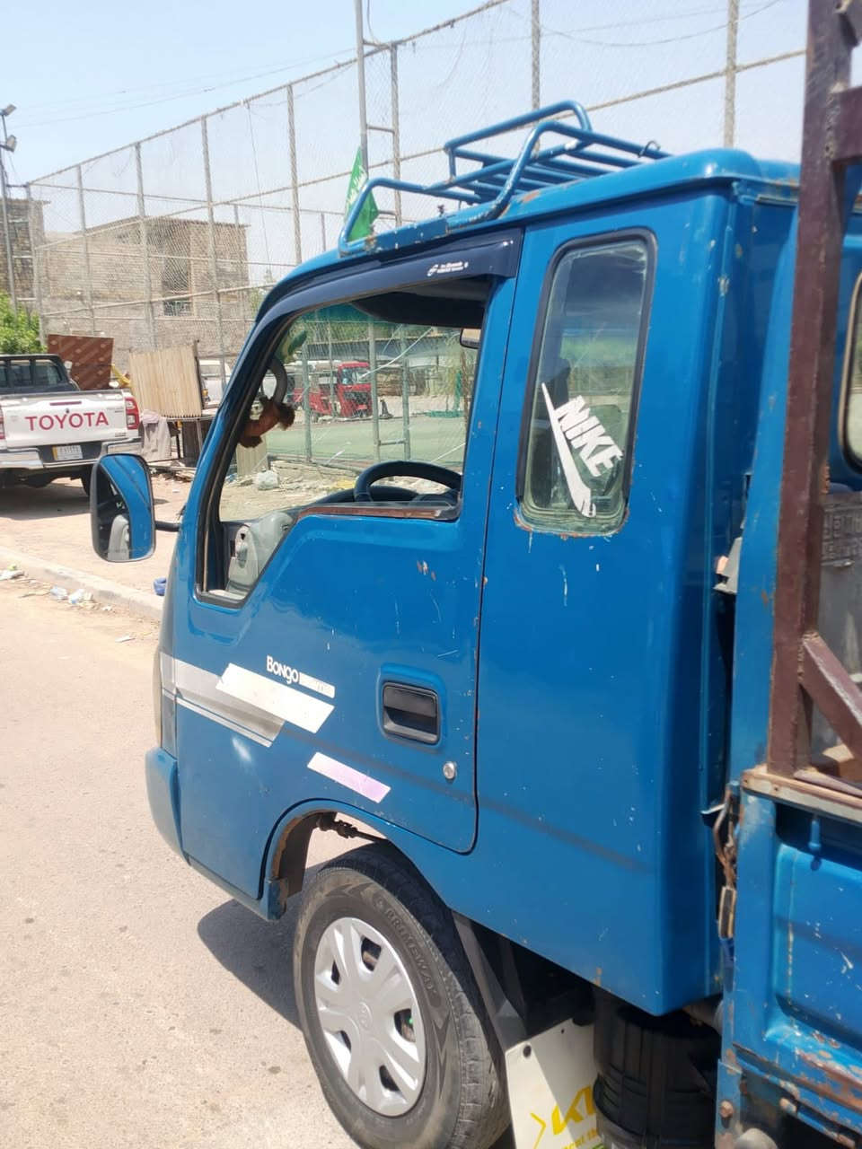 السلام عليكم كيا حمل للبيع موديل 2001
رقم بغداد تحويل ثاني يوم 
بيها سنوية ساقطة سنتين علينا 
رقم شاصي شعار 
كير مكينه اكسل شاصي مكفول
 تخم تاير جديد باتري جديد
كهربائيات كلها شغالة 
سيارة جاهزة 
السعر :٧٢ بيها مجال حگ جيتك 
مكان السيارة 
بغداد /بغداد الحديدة
للاستفسار الاتصال/***********
