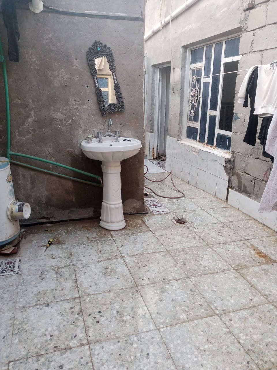 بيت للبيع حي البدو غرفه ومطبخ وبراني حمام خارجي وداخلي وصاله المساحه 112طابو زراعي ***********
