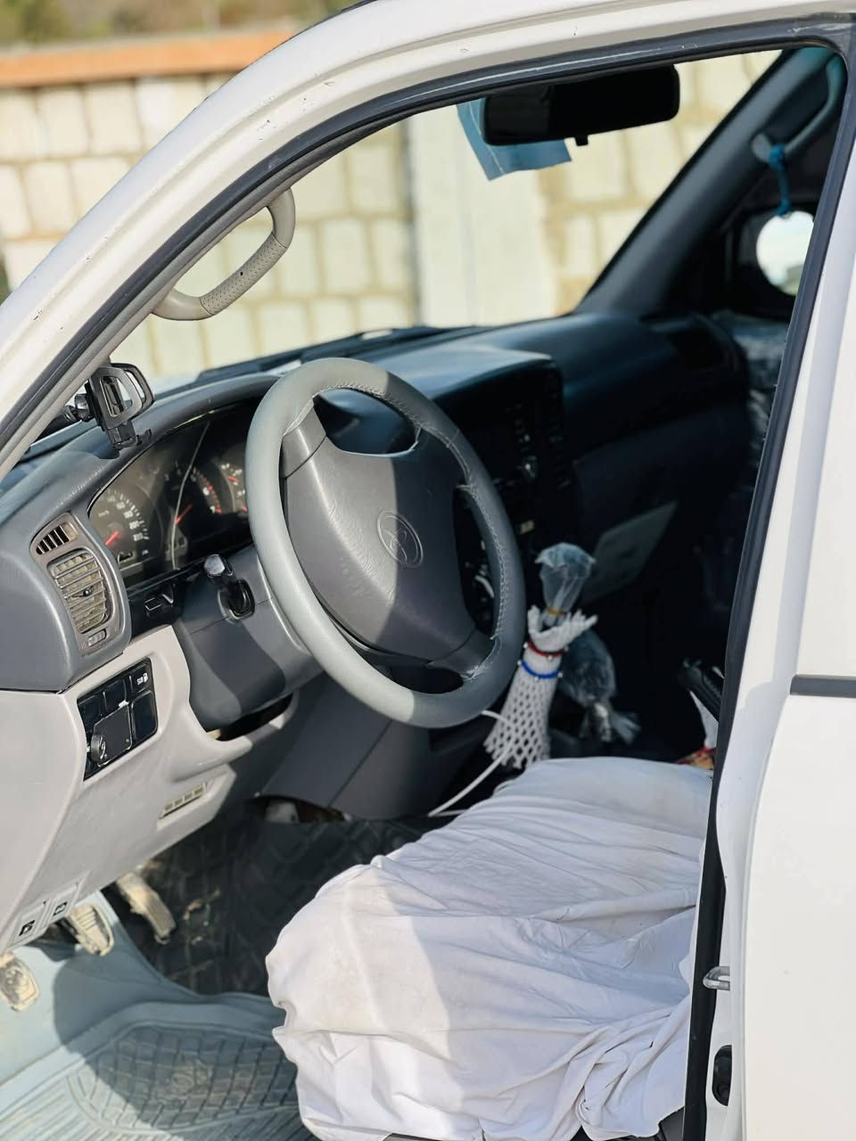 سلاو لةكةشت هاوريان
مؤنيكا فول عادي 
موديل ٢٠٠١ رةقةم هةولير
٢بارجةو بنة دةركةكي بؤياخة سةيارةكة ماشاءالله ي دةوي جركةي تيا نية لؤك ماوةتةوة 
بةشةرتي تةحويلو خرامةو بةناو كردن كيرو مةكينةو دةبل ئةكسلي بةشةرت 
سعري ١٣٥ و معامةلة 
زمارةي خاوةني :***********
